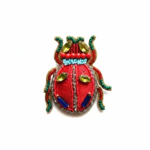 Alfinete Latido em missanga escaravelho com cristais vermelhos