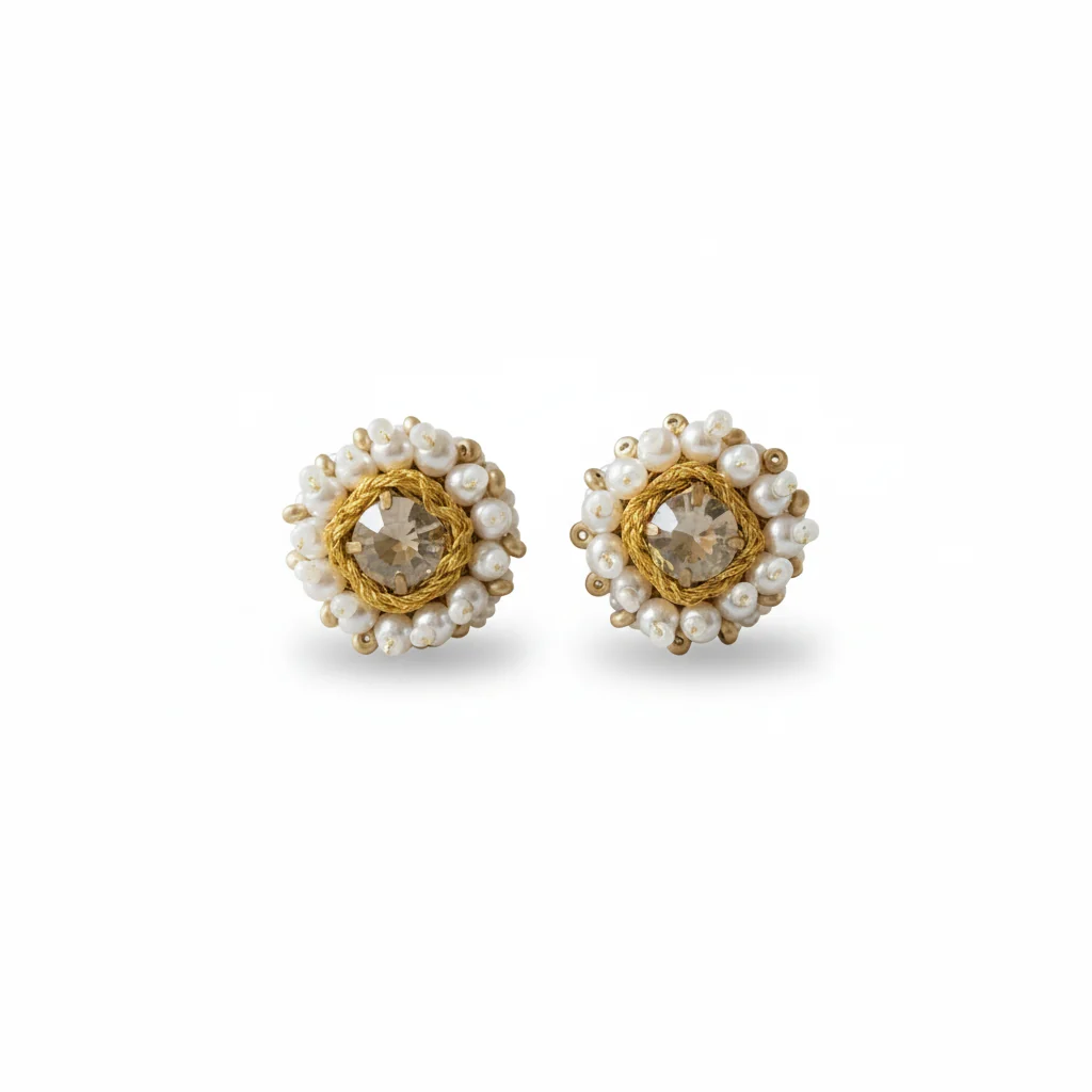 Brincos Iluztro botões com pérolas e cristal – brincos pequenos dourados artesanais - Image 2