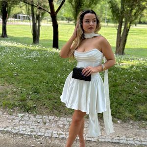 Vestido branco cetim curto cerimonia com lenço